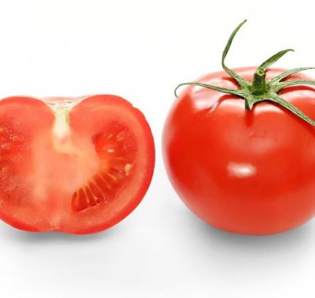 Bright_red_tomato_and_cross_section02