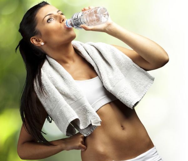 workout-girl-drinking-water
