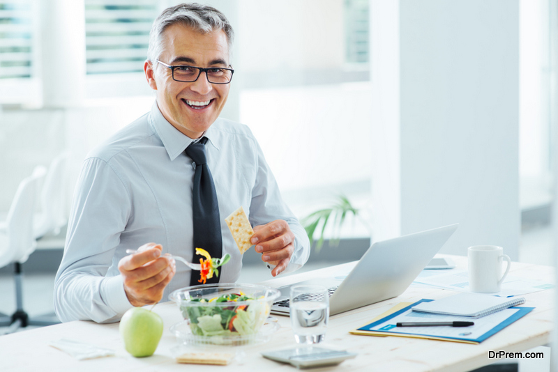 Eat-and-be-attentive-in-office