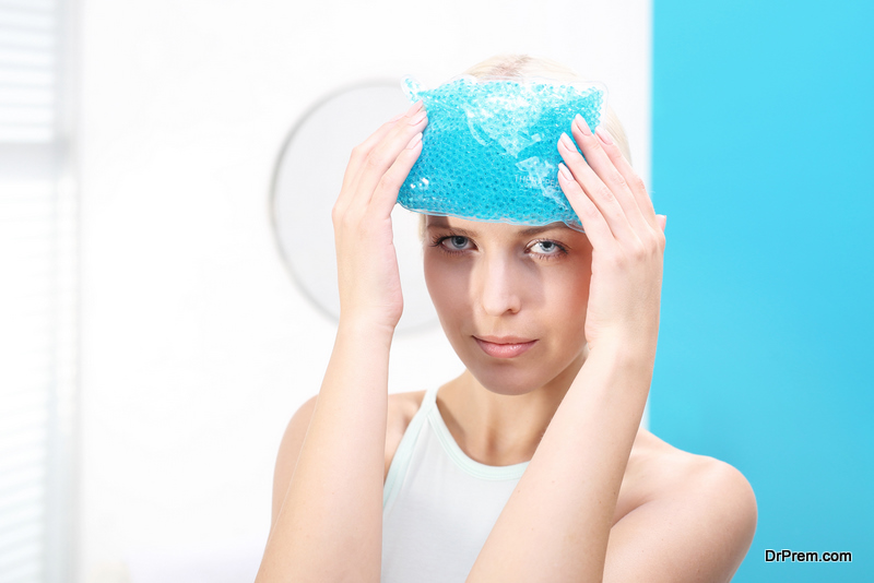 woman-Applying-an-ice-pack