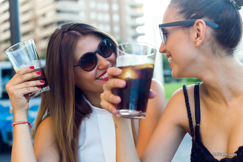 friends-enjoying-soft-drinks